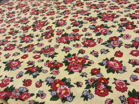 Drobné kvietky na béžovom podklade, šírka 140 cm, cena 3,80 €