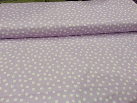 Bodkovaná fialková látka, bodky 8 mm, šírka 140 cm, cena 3,90 €